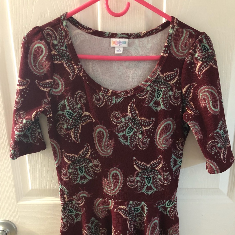 LuLaRoe Small burgundy/paisley print Nicole, LN